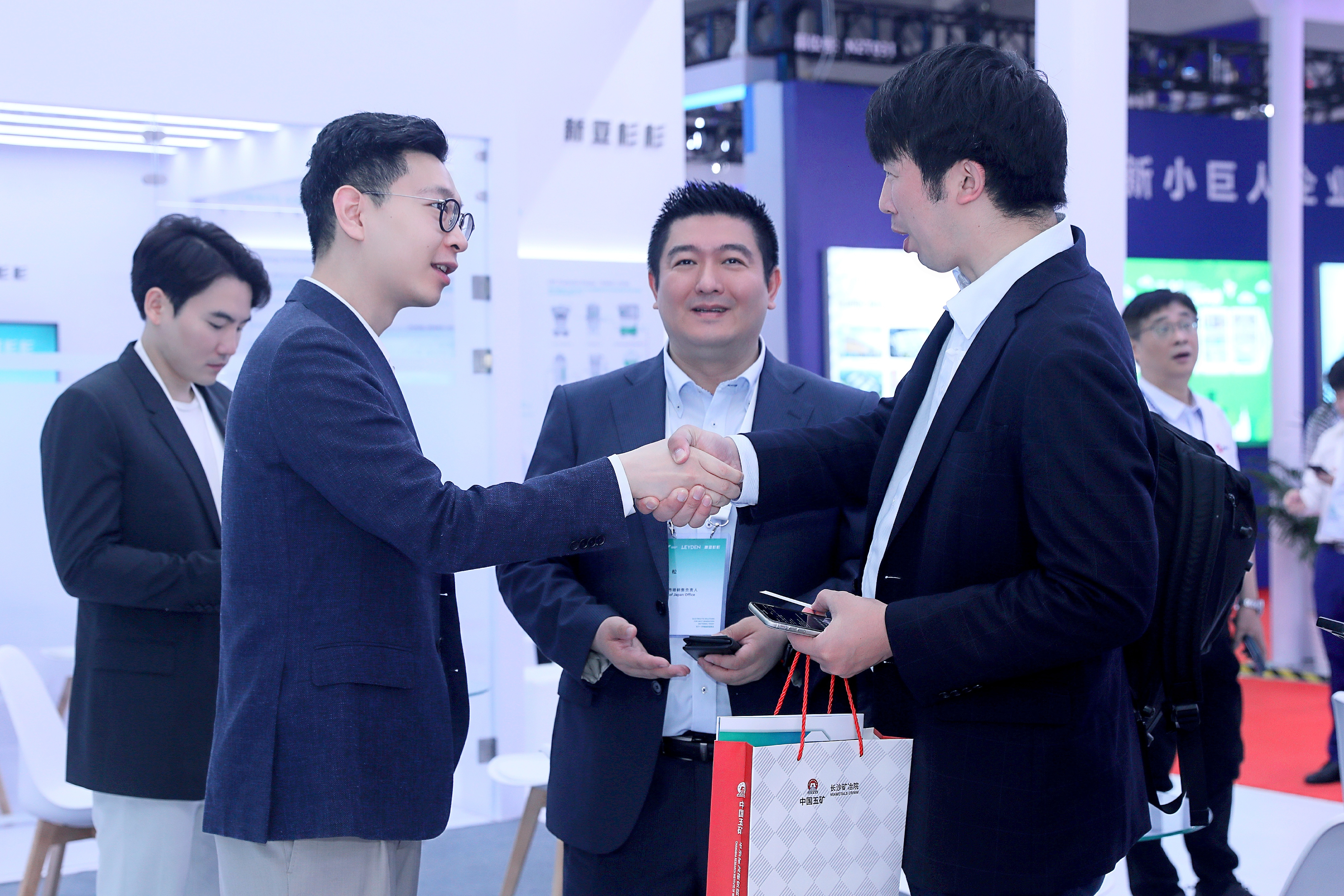 新亞制程：新亞杉杉CIBF2024電池展載譽收官，創下一代電池新篇章